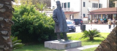 Vittorio Sgarbi ieri a Torre del Lago per salvaguardare l'arte locale e per restauri